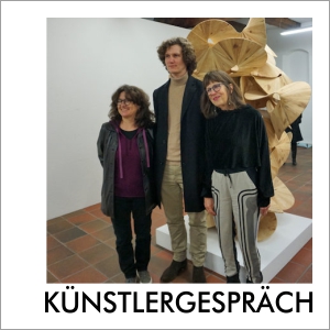 Antonia Kienberger, Koloman Wagner und Ursula Bolck-Jopp vor Holzplastik im Kunstverein Landshut | Foto: Wolf Erdel
